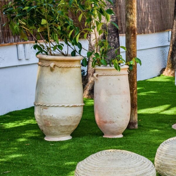 Lolland terracotta jar, 100 cm tall. Versatile decorative piece for outdoor spaces.